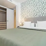 Lejlighed Bright 2-bedroom With A Terrace And Pool *
