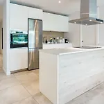 Bright 2-bedroom With A Terrace And Pool Lejlighed *