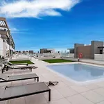 Lejlighed Bright 2-bedroom With A Terrace And Pool *