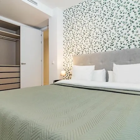 Apartament Bright 2-bedroom With A Terrace And Pool *