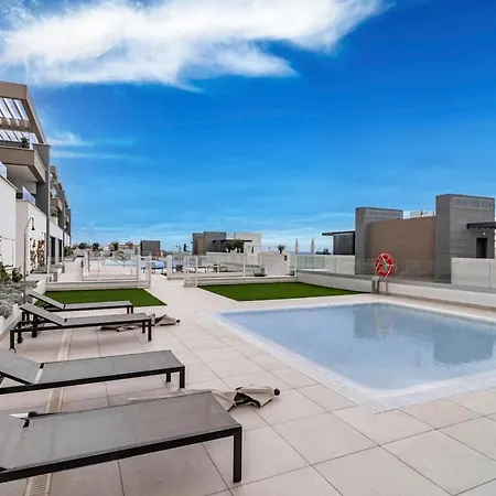 Apartament Bright 2-bedroom With A Terrace And Pool *